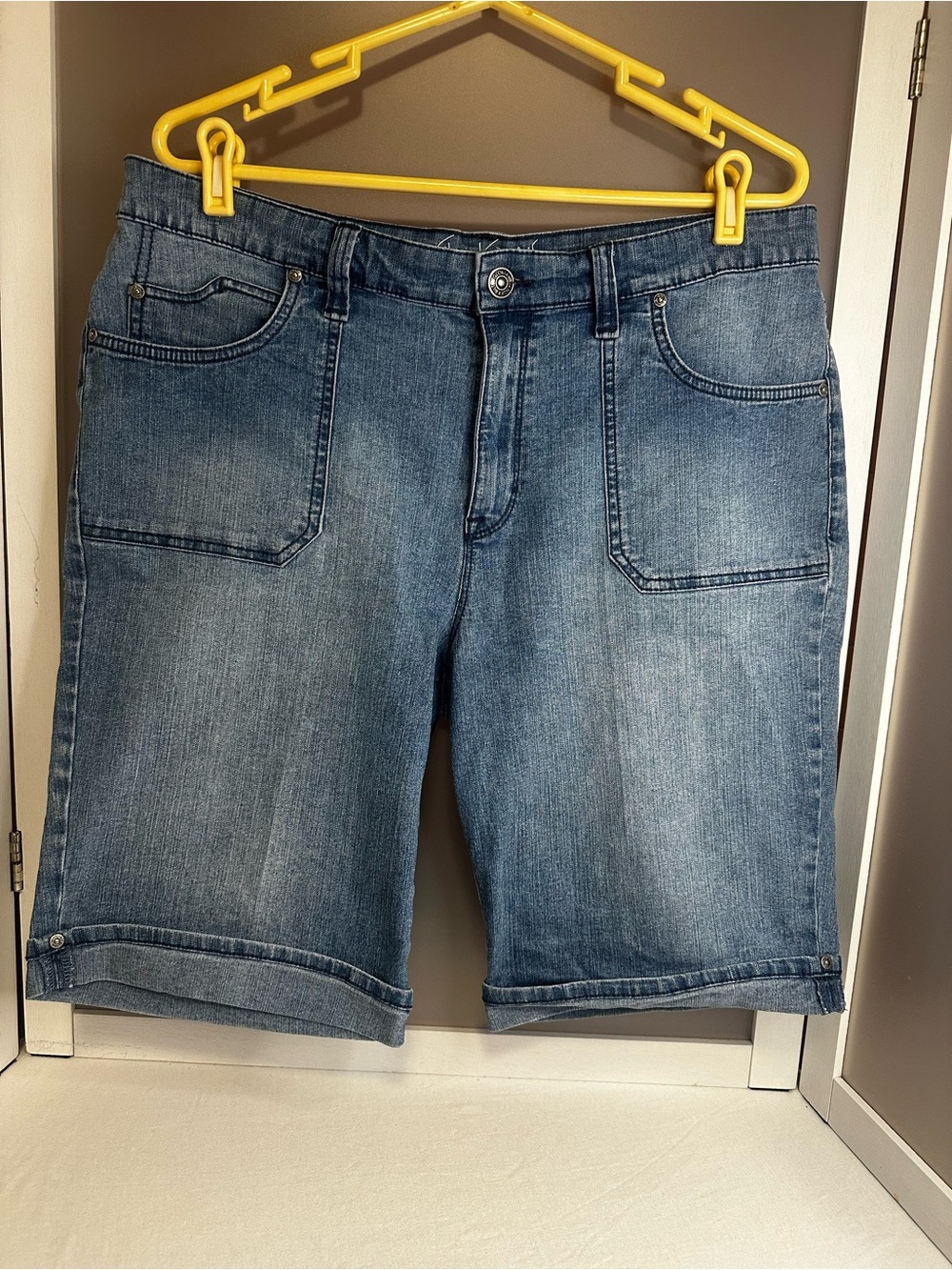 Gloria Vanderbilt women’s Denim Bermuda Shorts - Medium Blue Wash sz.14 - Picture 1 of 10
